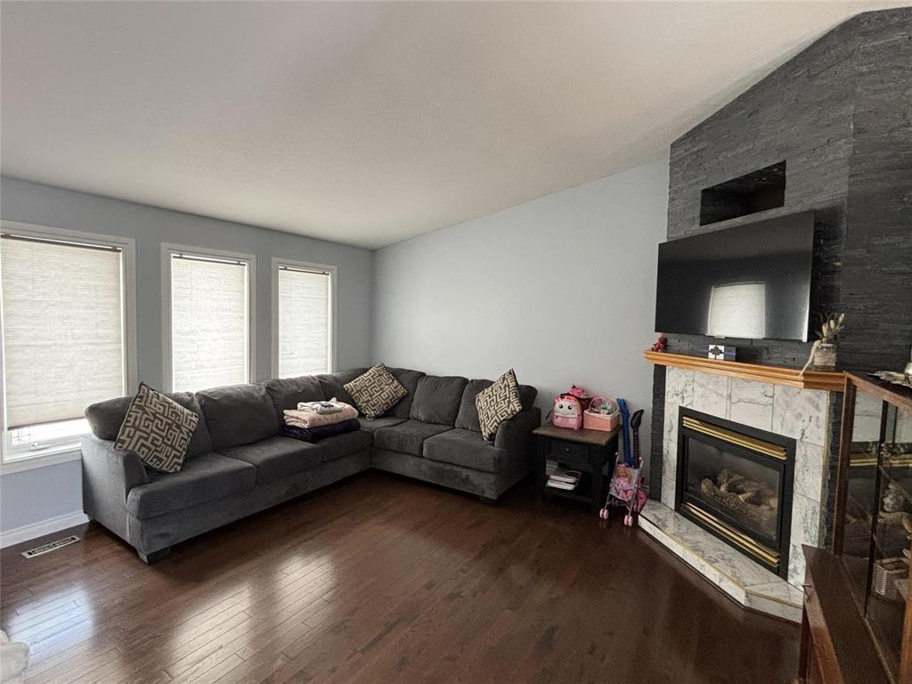 350 1st Street Se, Minnedosa, Manitoba  R0J 1E0 - Photo 3 - 202605593